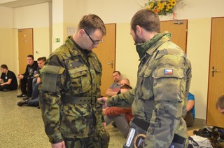  Jeden z již vystrojených nováčků podstupuje kontrolu ustrojenosti