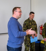  Předávání certifikátů z rukou docenta Hona a majora Paula