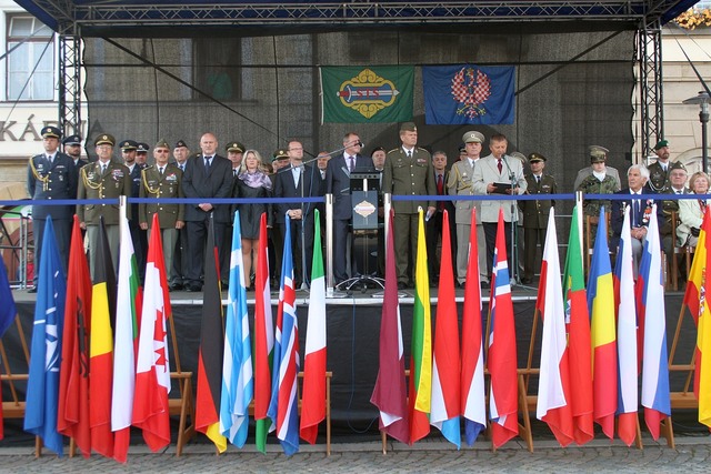 Úvodní řeč a uvítání významných hostů na tribuně 