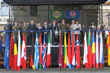 Úvodní řeč a uvítání významných hostů na tribuně 