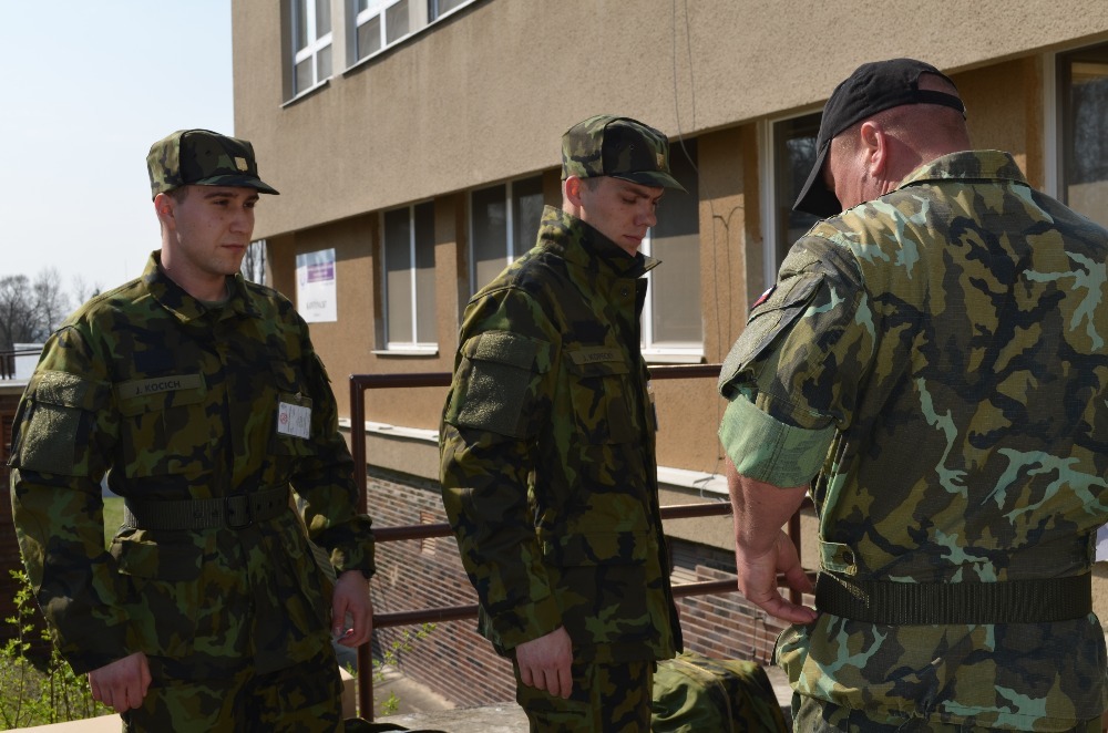 Příslušníci AZ po pár hodinách již v zeleném, na ústroj dohlížejí instruktoři