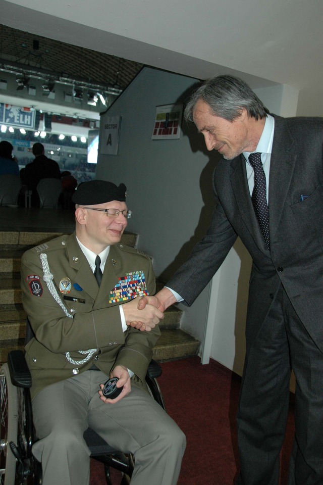 Ministr obrany Martin Stropnický se zdraví s Jiřím Schamsem