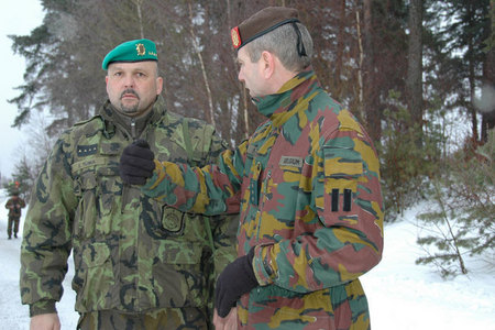 Kapitán Jaroslav Tůma při rozhovoru s náčelníkem operační skupiny cvičících belgických vojáků