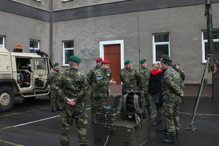 Ministr dopravy Zbyněk Stanjura navštívil opavské vojáky 