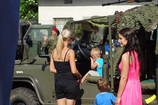 Vojenská technika učarovala místním klukům i holkám 