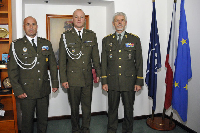 Společné foto příslušníků 153. ženijního praporu z Olomouce s náčelníkem GŠ AČR