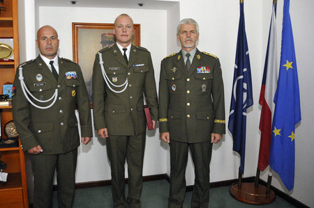 Společné foto příslušníků 153. ženijního praporu z Olomouce s náčelníkem GŠ AČR