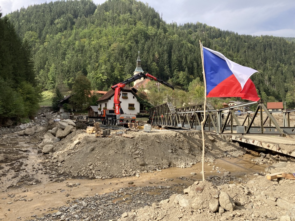 Čeští ženisté postavili v poničeném Slovinsku tři provizorní mosty