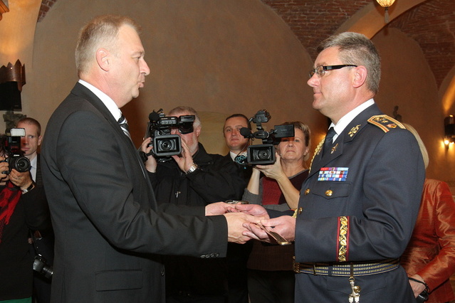 Ministr obrany Vlastimil Picek při slavnostním vojenském aktu  