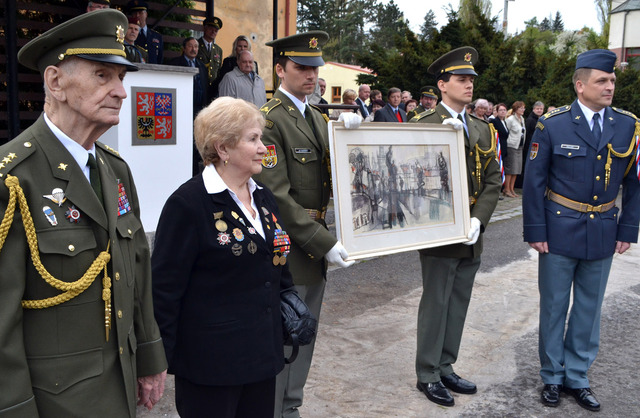 Druhoválečný veterán plk. v. v. Antonín Bukový předal veliteli PVP plk. gšt. Milanu Virtovi obraz