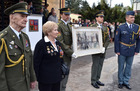 Druhoválečný veterán plk. v. v. Antonín Bukový předal veliteli PVP plk. gšt. Milanu Virtovi obraz