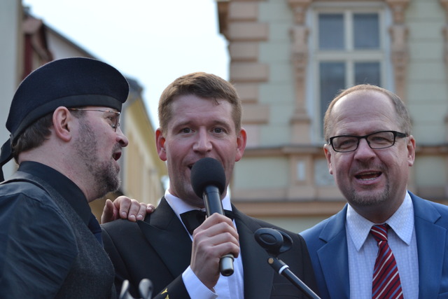 Vejvodovu skladbu „Škoda lásky“ si s Václavem Routem (vlevo) a Václavem Žmolíkem (vpravo) s chutí zazpíval i dirigent kapitán Josef Kučera