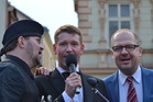 Vejvodovu skladbu „Škoda lásky“ si s Václavem Routem (vlevo) a Václavem Žmolíkem (vpravo) s chutí zazpíval i dirigent kapitán Josef Kučera