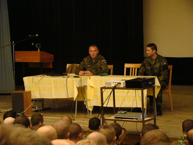 S příslušníky 3. SR se v průběhu výcviku setkal i velitel 7. mechanizované brigády plk. Josef Kopecký (vlevo)