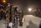 Generál Přikryl oceňuje vítěze soutěže