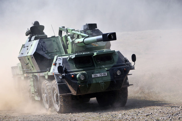 Poté co  samohybné 152 mm kanónové houfnice DANA odstřílely, mění svou pozici, aby zmizely z hledáčku protivníka