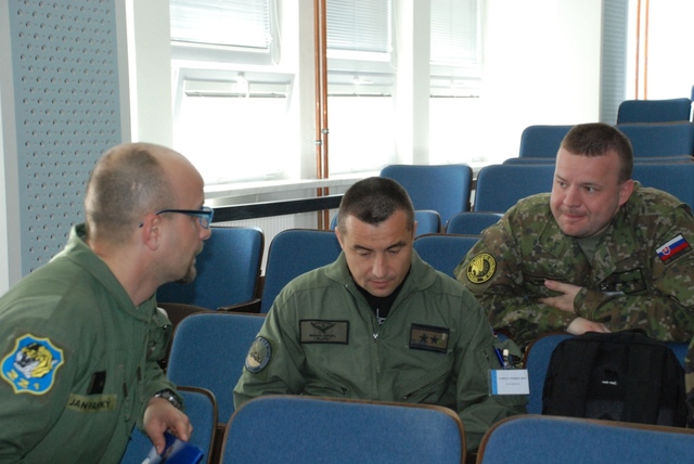  Major Jan Vanický, řídící pro letovou činnost při jednání se slovenskými kolegy 