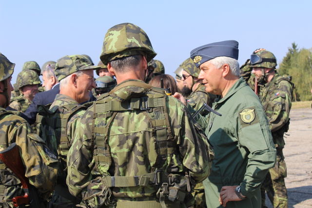 velitel vzdušných sil brigádní generál Jaromír Šebesta v rozhovoru s vojáky
