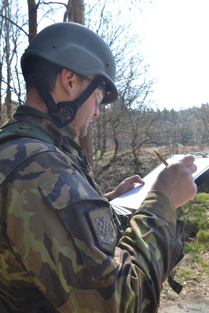 Účastník kurzu musí v nákresu přesně označit místo nálezu munice
