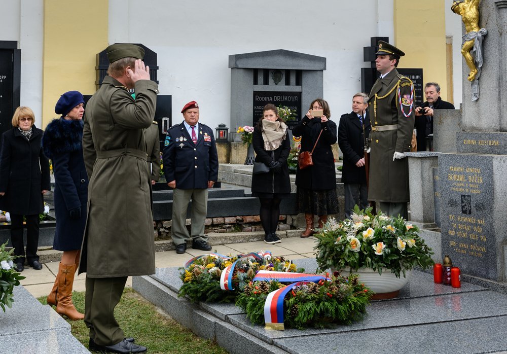 Armádní generál Josef Bečvář a hosté na vzpomínkovém pietním aktu u hrobu generála Bočka