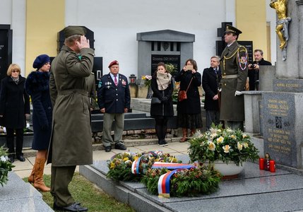Armádní generál Josef Bečvář a hosté na vzpomínkovém pietním aktu u hrobu generála Bočka