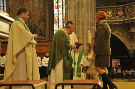  Jana Zechmeisterová z tiskového oddělení Ministerstva obrany ČR v doprovodu žačky ze ZUŠ Plzeň