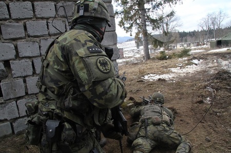 Ustupující jednotka musí být kryta palbou