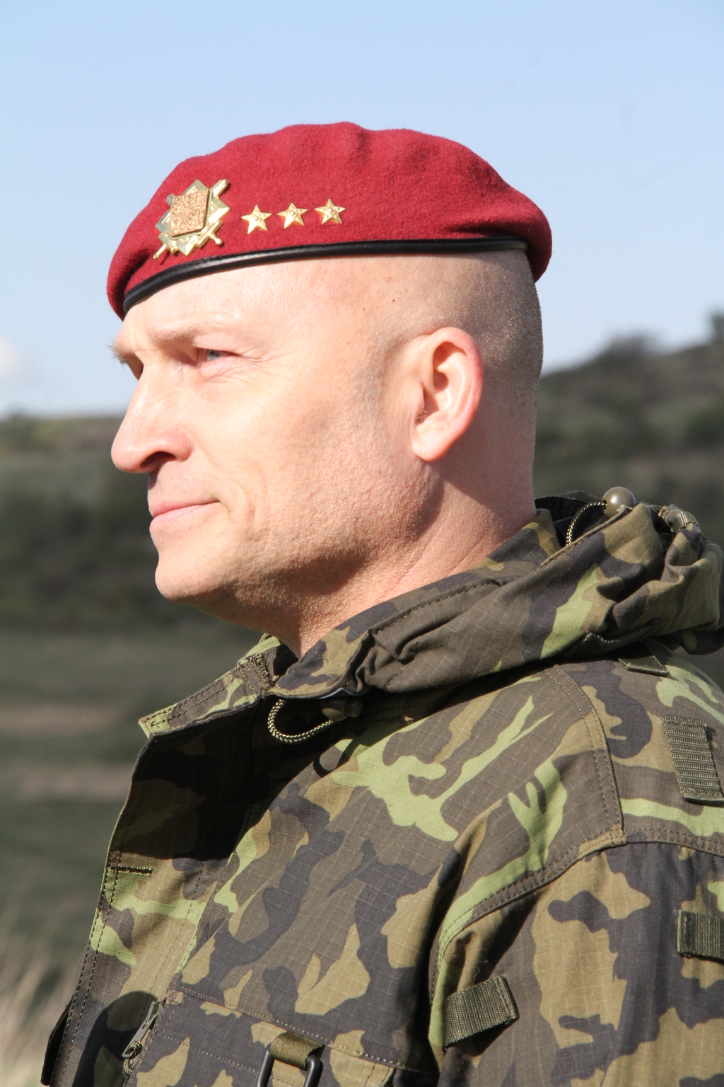 O připravenosti dělostřelců pro 4. brigádní úkolové uskupení se na Doupově přesvědčil plukovník Petr Procházka, zástupce velitele Pozemních sil 