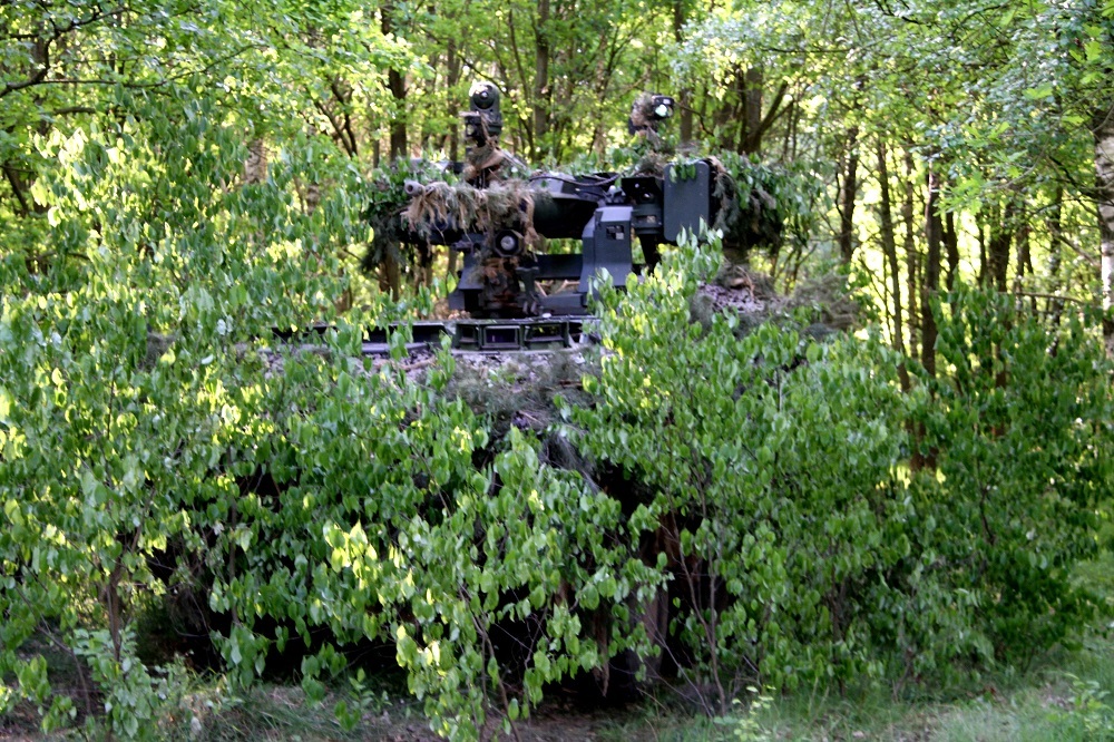 Maskovaný Pandur ve vyčkávací pozici