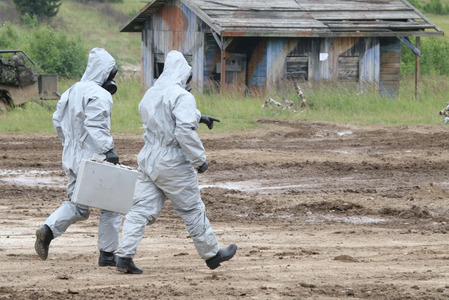 Chemici museli prověřit, zda není oblast zamořena otravnými látkami