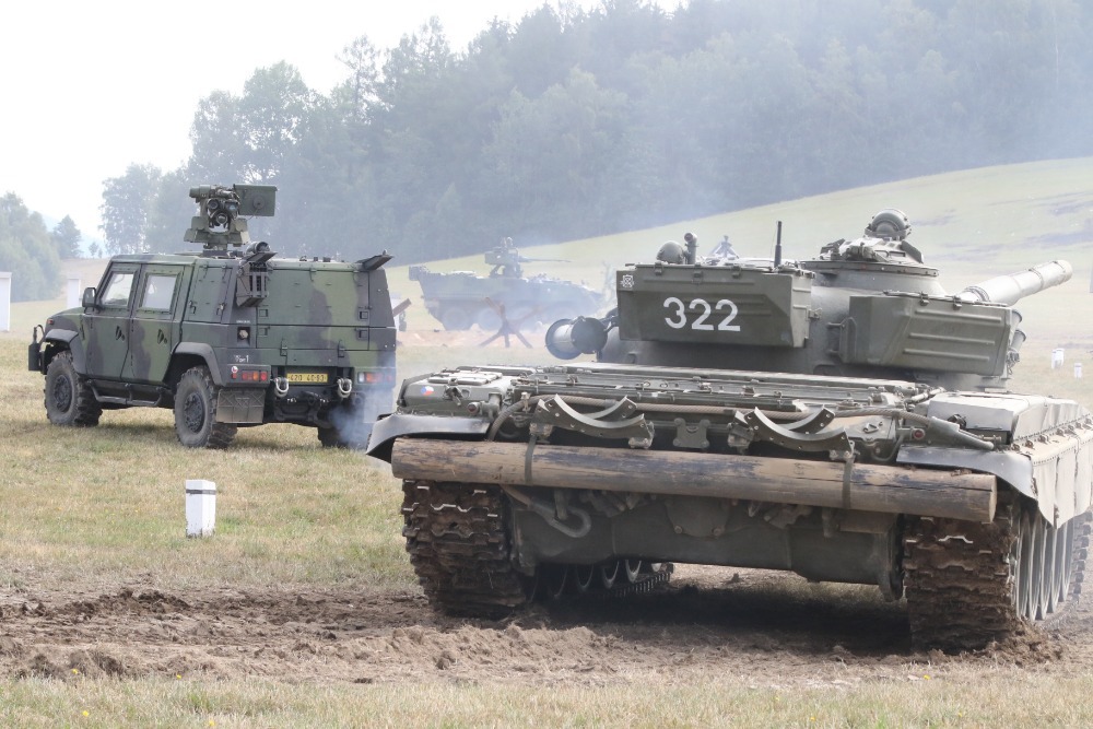 Do akce se kromě tanku zapojilo i lehké obrněné vozidlo Iveco a Pandur