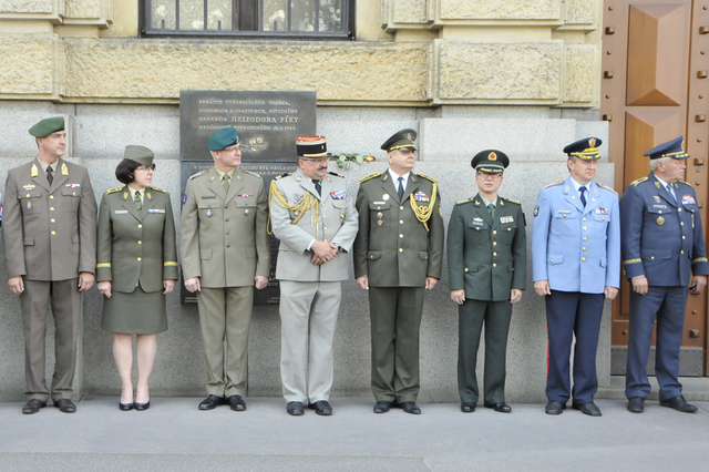 Zástupci velení armády před generálním štábem při zahájení výstavy