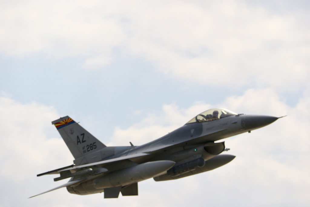 Průlet letounu F-16 Falcon
