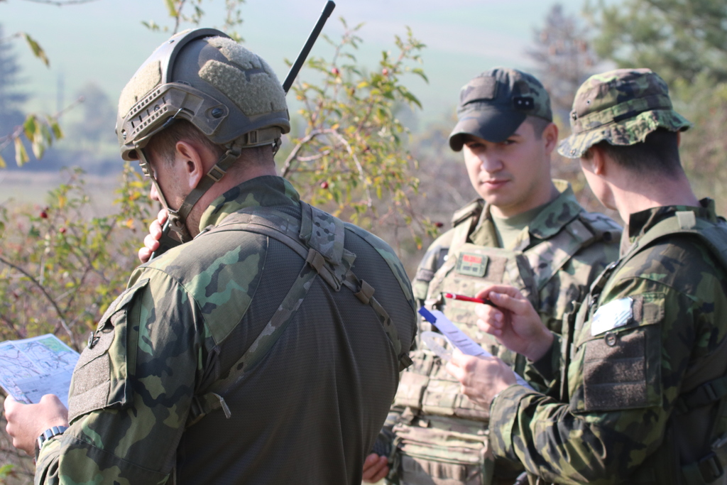 Na jeho práci opět bedlivě dohlíží instruktoři, z nichž mnozí jsou i z 13. dělostřeleckého pluku