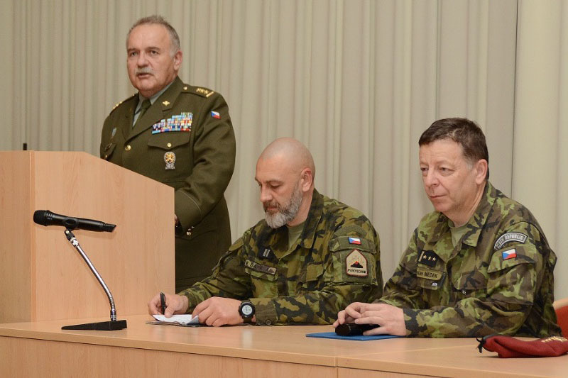  Ředitel KVV Olomouc plk.gšt. Vojtěch Prýgl hovoří k absolventům