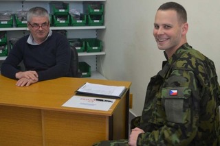 Vojín Václav Izák pomáhal při evidenci ve výstrojním skladu