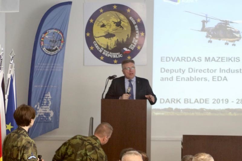 Edvardas Mazeikis,  zástupce obranné agentury EDA, při projevu