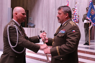 Štábní praporčík Petr Seifert vrací náčelníkovi GŠ armádnímu generálovi Aleši Opatovi rotmistrovskou šavli