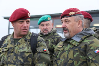 O připravenosti dosažených schopností praporního úkolového uskupení se přesvědčil náčelník GŠ AČR armádní generál Aleš Opata (vpravo) spolu s velitelem Pozemních sil AČR generálmajorem Josefem Kopeckým (uprostřed) a velitelem 4. brigády rychlého nasazení plukovníkem gšt. Josefem Trojánkem (vlevo)
