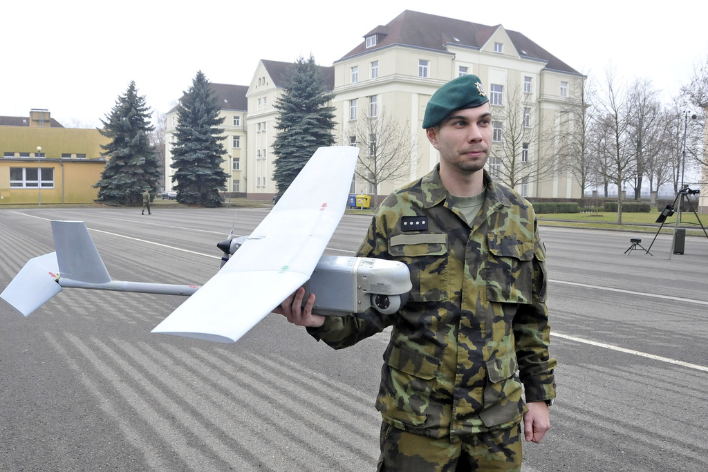 Operátor ukazuje jeden z dronů z vybavení armády