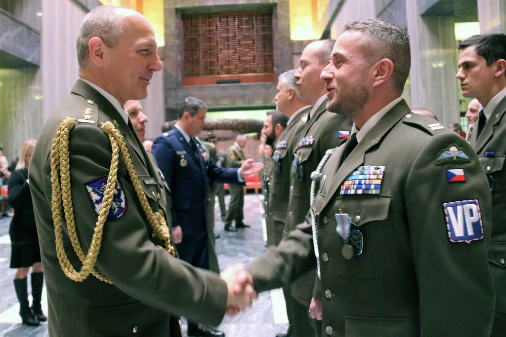 Svým vojákům pogratuloval plukovník gšt. Miroslav Murček, náčelník Vojenské policie. 