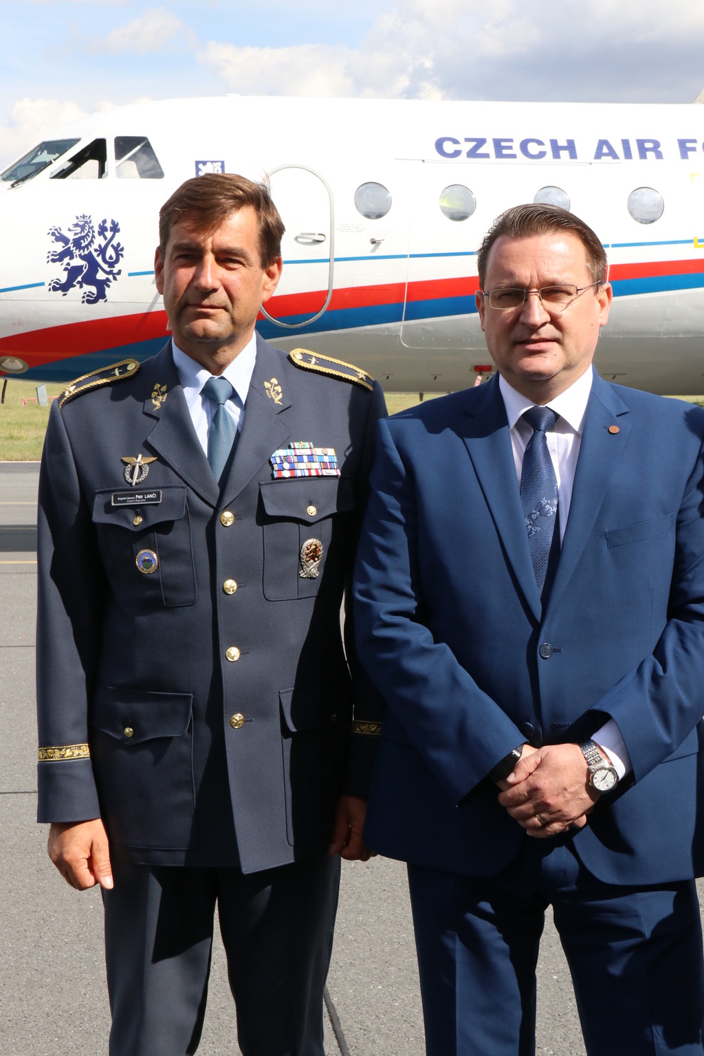 Náměstek MO Lubor Koudelka a zástupce velitele vzdušných sil Petr Lanči před letounem Jak-40