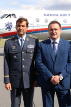 Náměstek MO Lubor Koudelka a zástupce velitele vzdušných sil Petr Lanči před letounem Jak-40