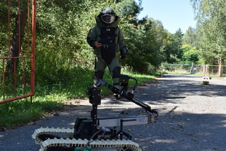 Použití Pyrotechnického obleku EOD 9 a robota Dragon Runner