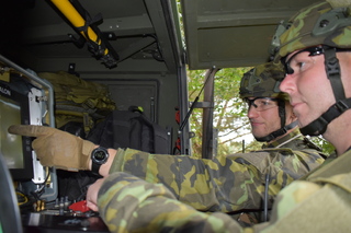 Velitel skupiny EOD a operátor při analýze vizuálních informací z robota TALON