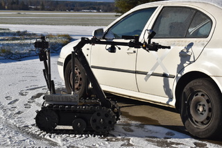 Robot před otevřením dveří vozidla