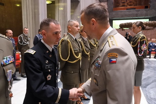Čestný odznak obdržel příslušník Nebraské národní gardy major Joshua Hull