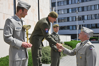 Plukovník Lubomír Přívětivý gratuluje nejlepším mužům českého armádního přeboru.
