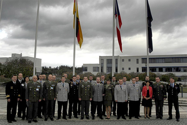 Účastníci prvního německo – českého  partnerského semináře v areálu Akademie pro informace a komunikaci ve Strausbergu