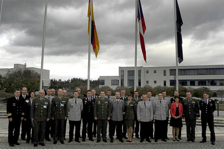 Účastníci prvního německo – českého  partnerského semináře v areálu Akademie pro informace a komunikaci ve Strausbergu